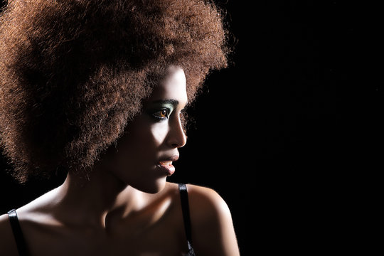H&uuml;bsche Afrikanische Frau mit Afrolook Haaren im Schatten Nahaufnahme