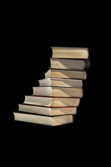 gedrehter Bücherstapel, freigestellt, schwarzer Hintergrund