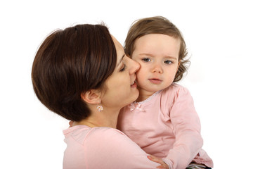 Eine Mutter liebkost ihre Tochter