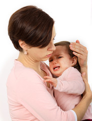 Eine Mutter tröstet ihre Tochter