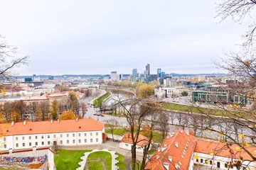 Foto op Plexiglas uitzicht op Vilnius en de rivier de Neris © Anna Huchak