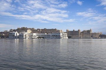 Fototapeta na wymiar Jezioro i City Palace, Udaipur, Rajasthan.