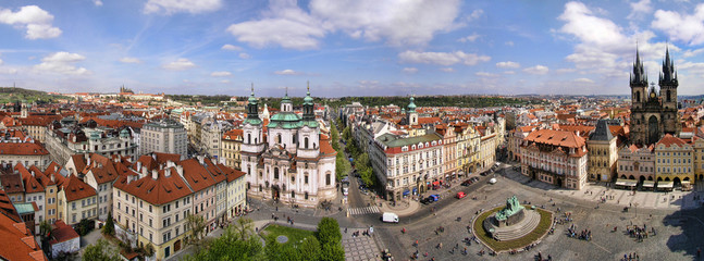 Fototapeta na wymiar Old Town Square panorama z zegarem astronomicznym