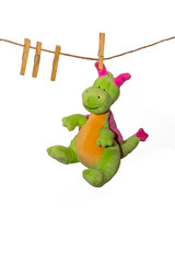 Мягкая игрушка дракон сушится на бельевой веревке