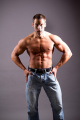 Fototapeta na wymiar muskularny mężczyzna