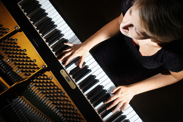 Naklejka premium Piano playing pianist player