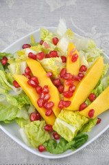 Sommerlicher Salat mit Mango und Granatapfel