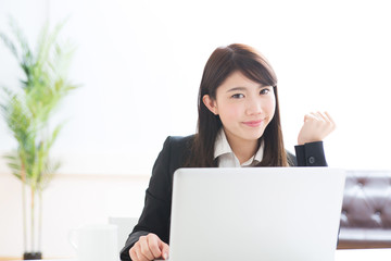 オフィスでコンピューターを使う女性