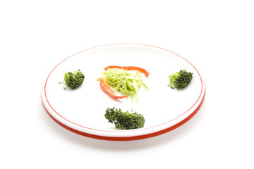 Frischer Broccoli mit Paprika auf Teller