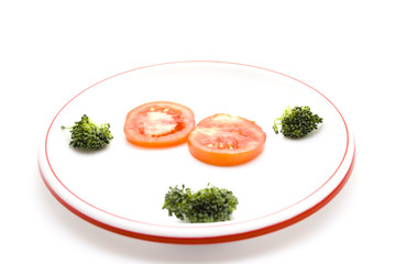 Frischer Broccoli mit Tomate auf Teller