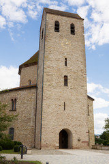Fototapeta na wymiar Wieża kościoła opactwa Ottmarsheim we Francji
