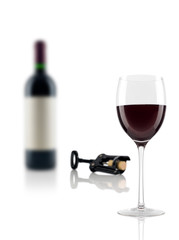 Rotweinglas mit Weinflasche und Korkenzieher