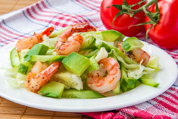 Green salad with shrimp and avocado