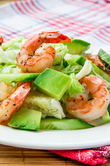 Green salad with shrimp and avocado