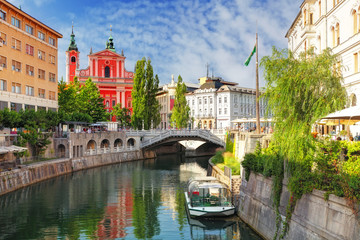 Fototapeta na wymiar Ljubljana - Słowenia (Kościół i rzeka Lublanicy)