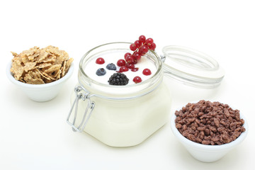 prima colazione con yogurt cereali e frutta 