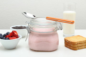 prima colazione con yogurt  frutta e latte 