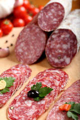 salumi misti italiani su tavolo di legno
