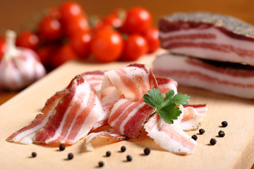 pancetta salata italiana su tavolo di legno
