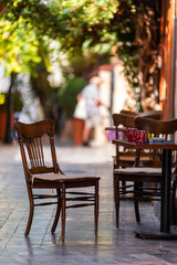 Fototapeta na wymiar Pusty taras kawa w stoły i krzesła