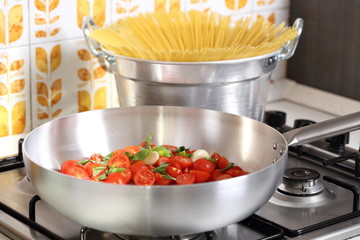 preparazione pasta italiana spaghetti con pomodoro