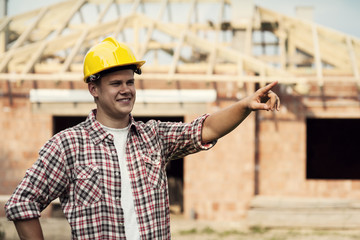 Obraz premium Construction worker pointing at something