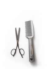 Ciseaux effileur et peigne.
