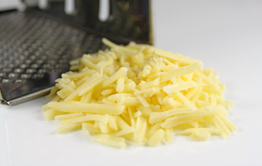 geriebener käse mit reibe
