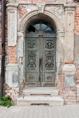 Fototapeta na wymiar Przednie drzwi starych budynków stoi pusta