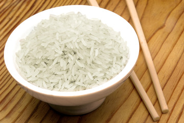 Cuenco con arroz y palillos