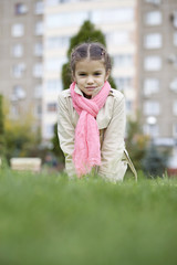 little girl in the autumn park