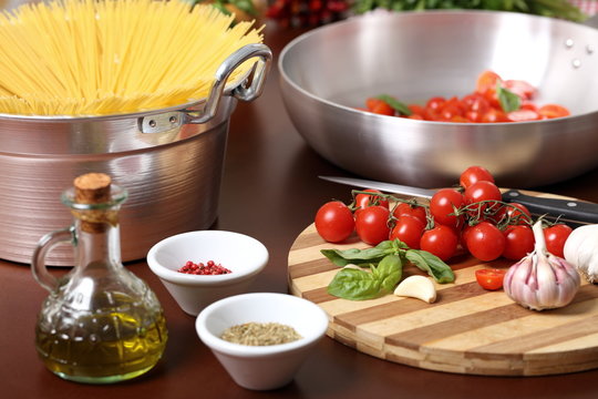 preparazione di pasta italiana con pomodori  su tavolo in cucina