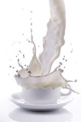 tazza di latte con splash