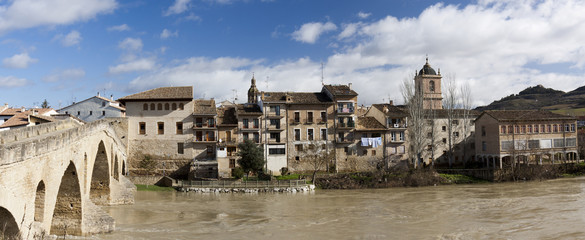 Puente medieval sobre el Arga en Puente la Reina (Navarra)