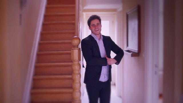 Jeune homme offrant un coeur