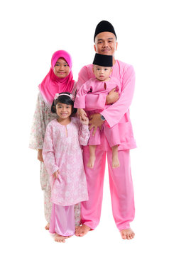 malay family during hari raya