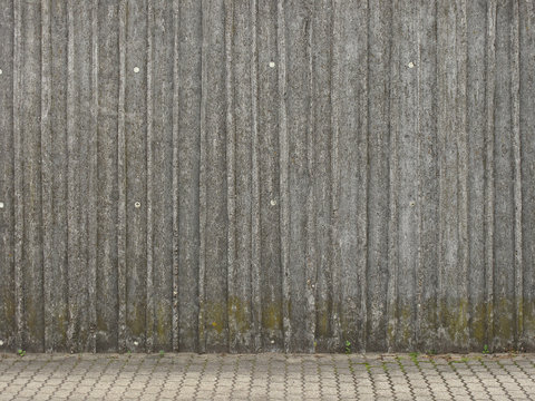 Gehweg und Betonwand
