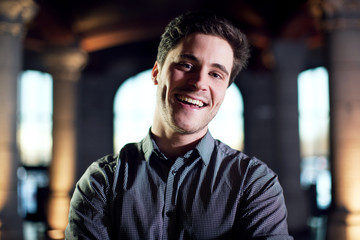 Homme caucasien heureux