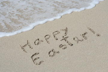 Fototapeta premium Conceptual handwritten text Happy Easter in sand