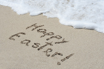 Fototapeta premium Conceptual handwritten text Happy Easter in sand