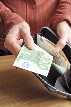 Frau bezahlt mit 100 Euro
