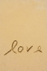 Fototapeta na wymiar Koncepcyjne odręcznie tekst miłość w piasku