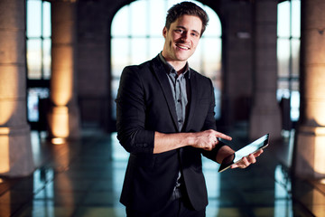 Homme d'affaire avec sa tablette