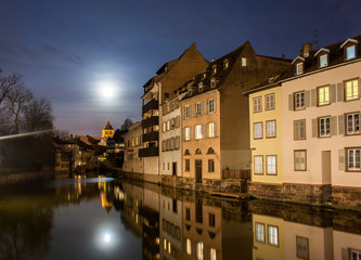 Fototapeta na wymiar Księżyc nad rzeką Ill strefie Petite France, Strasburg - Francja