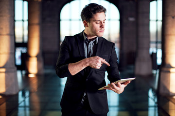 Homme pointant sa tablette