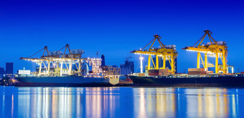 Fototapeta na wymiar Przemysłowe Cargo Container statek towarowy z d¼wigiem roboczego.