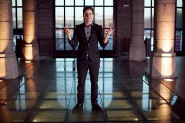 Homme dans une incomprehension totale