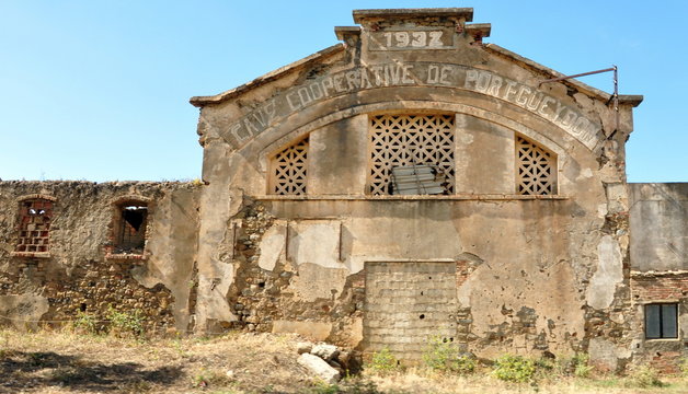 mur en ruine d'une vieille cave viticole