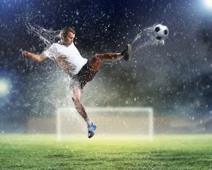 Crédence de cuisine en verre imprimé Foot joueur de football frappant le ballon