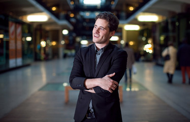 Homme souriant les bras croisés
